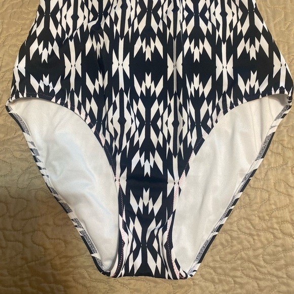 “VICTORIA’S SECRET” Zip Up Racerback Swimsuit - Picture 8 of 15